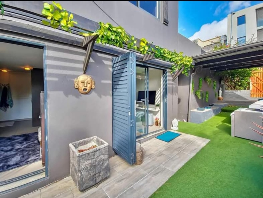 6 Bedroom Property for Sale in Vredehoek Western Cape